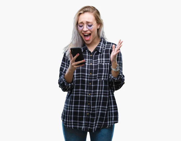 Junge Blonde Frau Sendet Sms Mit Smartphone Über Isolierten Hintergrund — Stockfoto