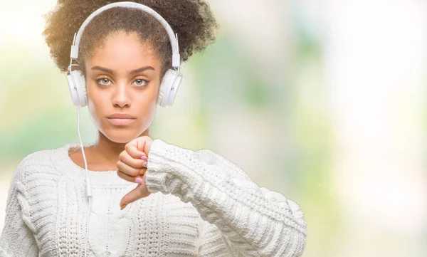 Jonge Afro Amerikaanse Vrouw Hoofdtelefoon Dragen Geïsoleerde Achtergrond Met Een — Stockfoto