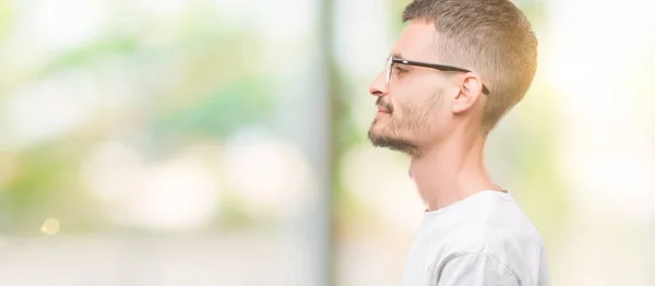 Jonge Getatoeëerd Volwassen Man Zoek Naar Kant Ontspannen Profiel Pose — Stockfoto