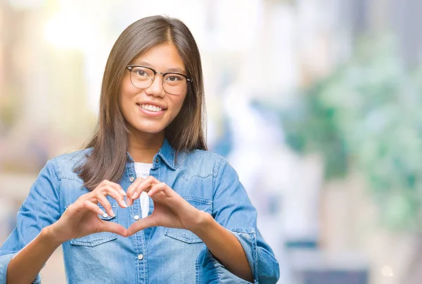 Jonge Aziatische Vrouw Bril Geïsoleerde Achtergrond Glimlachend Liefde Met Hartsymbool — Stockfoto