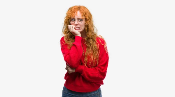 Jeune Femme Rousse Portant Pull Rouge Air Stressé Nerveux Avec — Photo