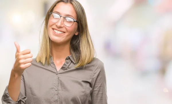 Joven Hermosa Mujer Sobre Fondo Aislado Haciendo Pulgares Felices Gesto —  Fotos de Stock