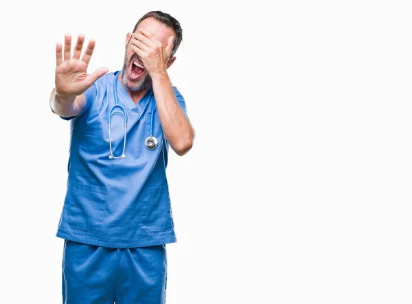 Middelbare Leeftijd Hoary Senior Arts Man Medische Uniform Dragen Geïsoleerd — Stockfoto