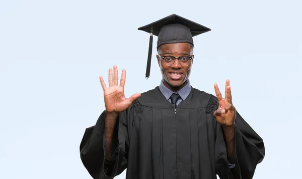 若いが示す分離の背景にアフリカ系アメリカ人を卒業し ながら自信を持って 幸せな笑みを浮かべて指で上向き — ストック写真