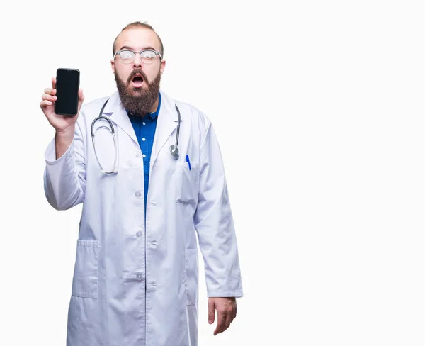 Giovane Medico Uomo Mostrando Schermo Smartphone Sfondo Isolato Spaventato Stato — Foto Stock