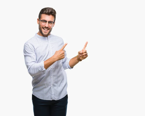 Joven Hombre Guapo Sobre Fondo Aislado Sonriendo Mirando Cámara Apuntando — Foto de Stock