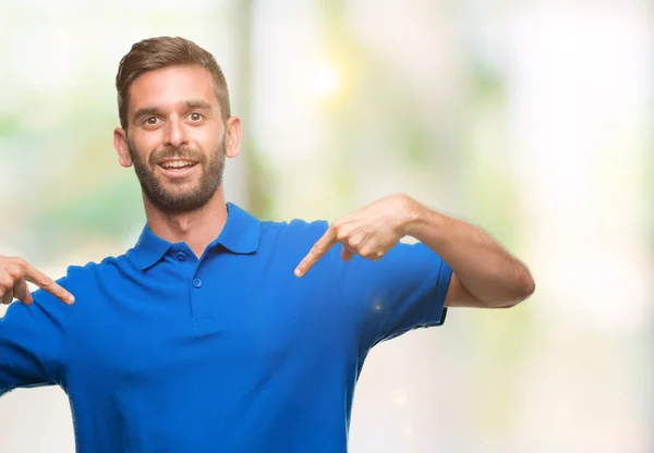 Jovem Homem Bonito Sobre Fundo Isolado Olhando Confiante Com Sorriso — Fotografia de Stock