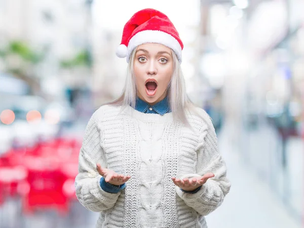 Mladá Blond Žena Nosí Vánoční Čepice Izolované Pozadí Strach Šokován — Stock fotografie