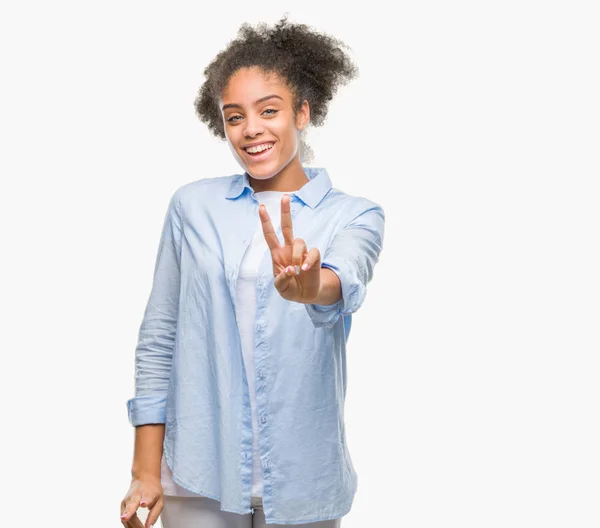 Jovem Afro Americana Sobre Fundo Isolado Sorrindo Olhando Para Câmera — Fotografia de Stock