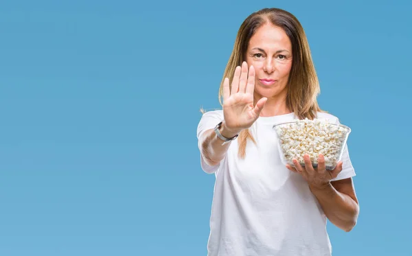 Mulher Hispânica Meia Idade Comendo Pipocas Sobre Fundo Isolado Com — Fotografia de Stock