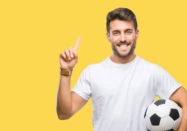 Joven Hombre Guapo Sosteniendo Pelota Fútbol Sobre Fondo Aislado Sorprendido — Foto de Stock