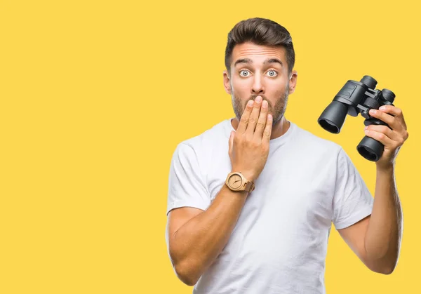 Joven Hombre Guapo Mirando Través Los Prismáticos Sobre Fondo Aislado — Foto de Stock