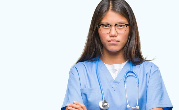 Mladý Lékař Asijské Žena Nad Izolované Pozadí Skeptik Nervózní Nesouhlasným — Stock fotografie