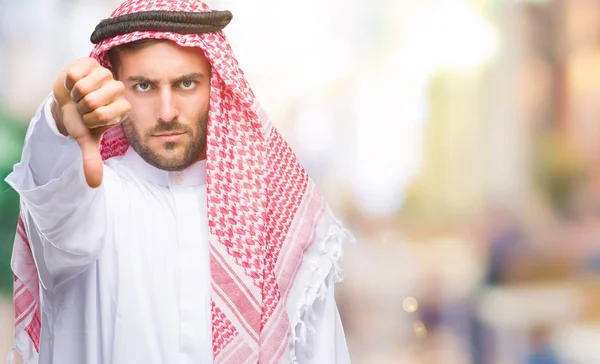 Giovane Bell Uomo Che Indossa Keffiyeh Sfondo Isolato Cercando Infelice — Foto Stock