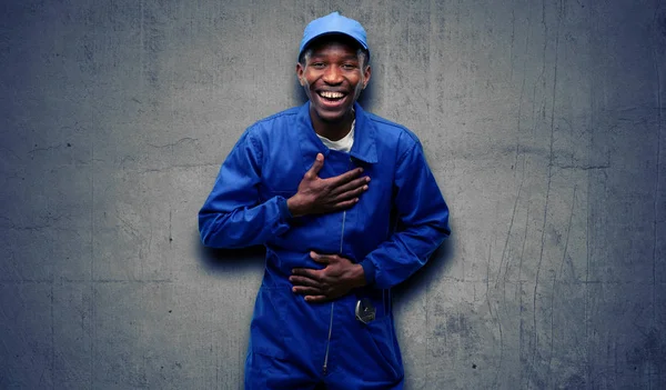 Africano Negro Plomero Hombre Seguro Feliz Con Una Gran Sonrisa — Foto de Stock