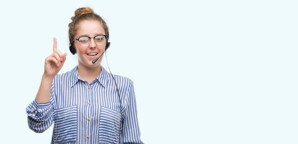Jonge Blonde Call Center Operator Vrouw Verrast Met Een Idee — Stockfoto