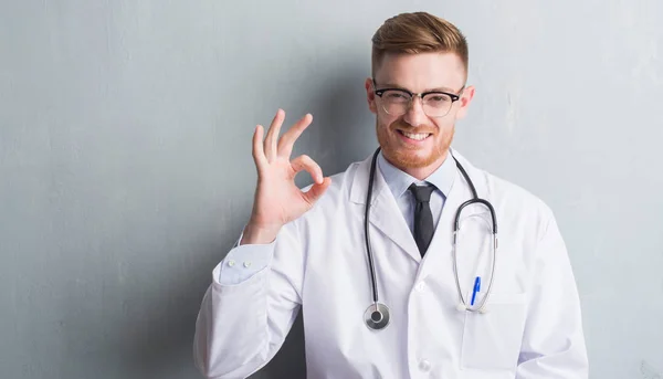 Jeune Rousse Médecin Homme Sur Mur Gris Grunge Faire Signe — Photo