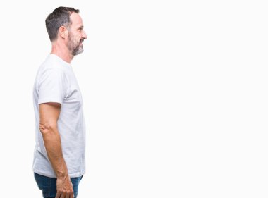 Orta yaş ağarmış komuta sizde tarafına, seyir izole arka plan üzerinde beyaz t-shirt giyen dinlenmek doğal yüz emin gülümseme ile pozuyla profil.