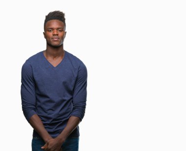 Afrikalı-Amerikalı genç yüzünde ciddi bir ifade ile izole arka plan üzerinde. Basit ve doğal kameraya bakıyor.