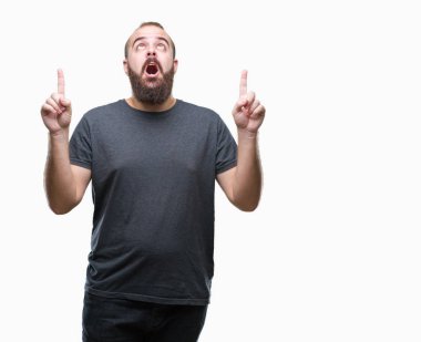 Genç beyaz hipster adam izole arka plan üzerinden hayran ve yukarıya bakıp parmakları ile işaret şaşırttı ve silah kaldırdı.