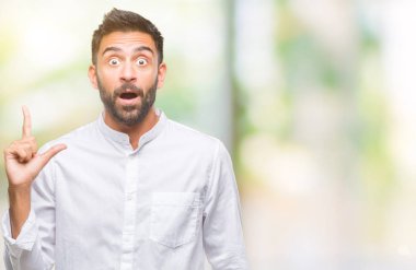 Başarılı fikirle parmağı yukarıyı izole arka plan yetişkin İspanyol adam. Çıktıktan ve mutlu. Bir numara.