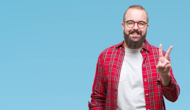 Gösterilen arka plan üzerinde gözlük takan Genç beyaz hipster adam izole ve parmakları ile işaret kendinden emin ve mutlu gülümseyerek ise ikinci.