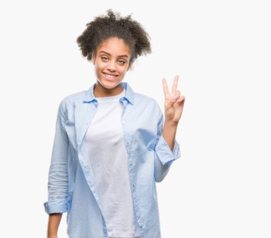 Gösterilen ve parmakları ile işaret izole arka plan üzerinde genç afro Amerikalı kadın ikincisi ise kendinden emin ve mutlu gülümseyerek.