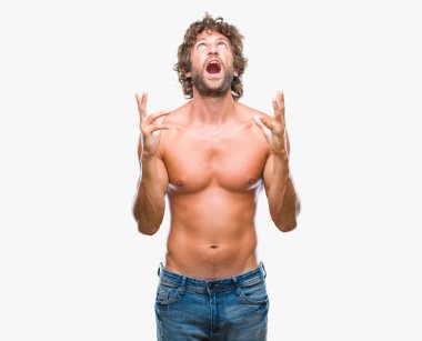 Yakışıklı İspanyol modeli adam seksi ve gömleksiz izole arka plan çılgın ve kızgın bağırarak ve agresif ifade ve silah kaldırdı bağırıyor. Hayal kırıklığı kavramı.