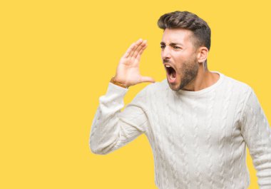 Bağırarak ve ağzı üzerinde el ile yan için çığlık izole arka plan üzerinde kış kazak giyen genç yakışıklı adam. İletişim kavramı.