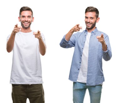 Kolaj rahat bakmak için fotoğraf makinesi ile mutlu ve komik yüz parmakları işaret beyaz izole backgroud üzerinde giyen genç adam. İyi enerji ve vibes.
