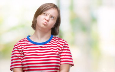 Genç Yetişkin kadın down sendromlu izole arka plan yapma balık yüzüne dudaklı, çılgın ve komik bir jest. Komik ifade.