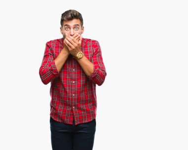Yakışıklı delikanlı izole arka plan ağız hata için elleriyle kapsayan şok içinde. Gizli kavramı.