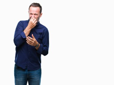 Bir şey pis ve iğrenç kokulu izole arka plan, dayanılmaz koku, holding nefes burun parmak ile orta yaş ağarmış komuta sizde. Kötü kokuyor kavramı.