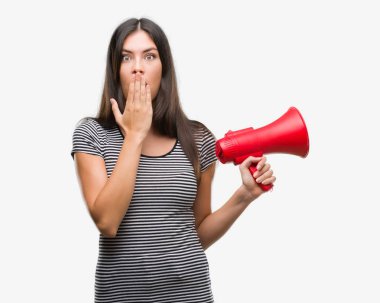 Sessizlik, gizli kavramı megafon kapak ağız hata, korku, ifade için utanç ile şok eliyle tutan genç İspanyol kadın korkuttu