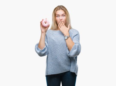 Hata, korku, sessizlik içinde gizli kavramı korkmuş ifade için utanç ile izole arka kapak ağız el ile üzerinden tatlı çörek yiyen genç kafkas kadın şok