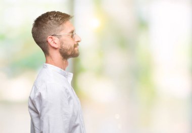 Genç yakışıklı adam gözlük izole arka tarafına, seyir üzerinde dinlenmek doğal yüz emin gülümseme ile pozuyla profili.