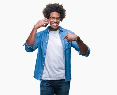 Afro Amerikalı adam kendisi için sürpriz yüz işaret parmağı ile izole arka plan üzerinde Evet