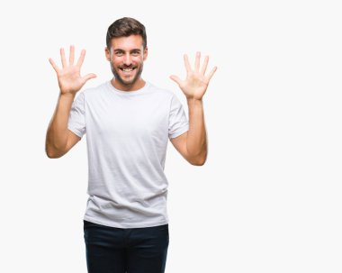 Yakışıklı delikanlı gösterilen ve parmakları ile işaret izole arka plan üzerinde kendinden emin ve mutlu gülümseyerek süre on numara.