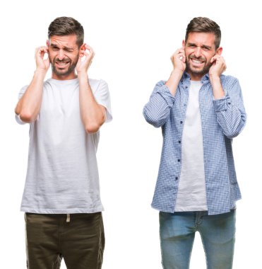 Yüksek sesle müzik gürültü rahatsız ifade parmaklarıyla kulaklarıyla kapsayan beyaz izole backgroud üzerinde rahat bakmak giyen genç adam kolaj. Sağır kavramı.