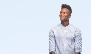 Afrikalı-Amerikalı genç görünümlü yan ve dik dik bakma uzağa düşünce gülümseyen izole arka plan üzerinde.