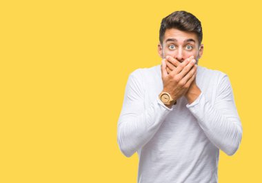 Yakışıklı delikanlı izole arka plan ağız hata için elleriyle kapsayan şok içinde. Gizli kavramı.