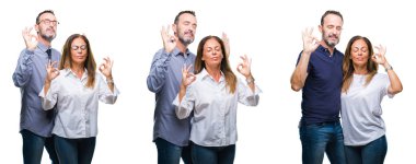 Kolaj orta yaş olgun güzel birkaç üst düzey karı ve koca beyaz izole arka plan üzerinde dinlenmek ve gülümseyen gözlerle kapalı parmak jestle meditasyon yapıyor. Yoga kavramı.