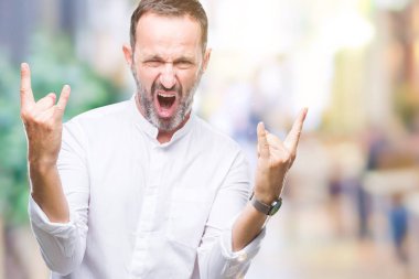 Orta yaş deli ifade rock simge elle yapıyor ile bağırarak izole arka plan üzerinde ağarmış komuta sizde. Müzik yıldızı. Ağır kavramı.