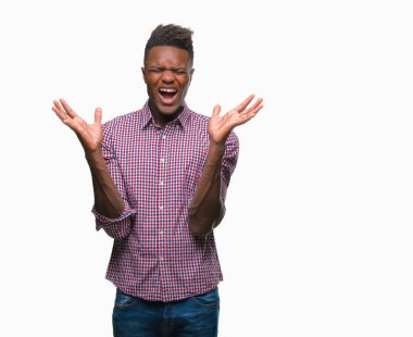 Genç Afro-Amerikan adam kızgın ve silah ile başarı için deli kutluyor izole arka plan üzerinde kaldırdı ve heyecanlı çığlık gözler kapalı. Kazanan kavramı