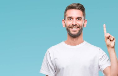 Yakışıklı delikanlı gösterilen ve kendinden emin ve mutlu gülümseyen bir parmak ile işaret eden oktan yukarı izole arka plan üzerinde.