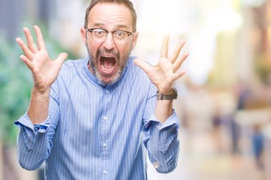 Orta yaş ağarmış komuta sizde üzerinde gözlük takan deli kutluyor arka plan izole ve silah ile başarı için yükseltilmiş ve açık gözleri heyecanlı çığlık hayrete düşürdü. Kazanan kavramı