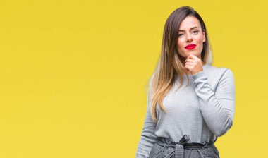 Genç güzel işçi iş kadın izole arka plan emin çapraz kollar ve çeneme kaldırdı el ile gülümseme ile kameraya bakıyor. Pozitif düşünce.