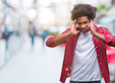 Çünkü üzerinde Afro Amerikalı adam arka plan baş baş ağrısı için el ile izole stres. Migren muzdarip.