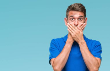 Yakışıklı delikanlı izole arka plan ağız hata için elleriyle kapsayan şok içinde. Gizli kavramı.