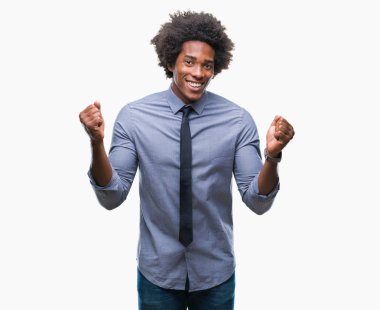 Afro Amerikalı iş adamı izole arka plan kutlama üzerinde şaşırttı ve başarı için kaldırdı kollarını açarak hayret ve gözleri açık. Kazanan kavramı.